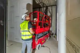Monteur auf der Baustelle