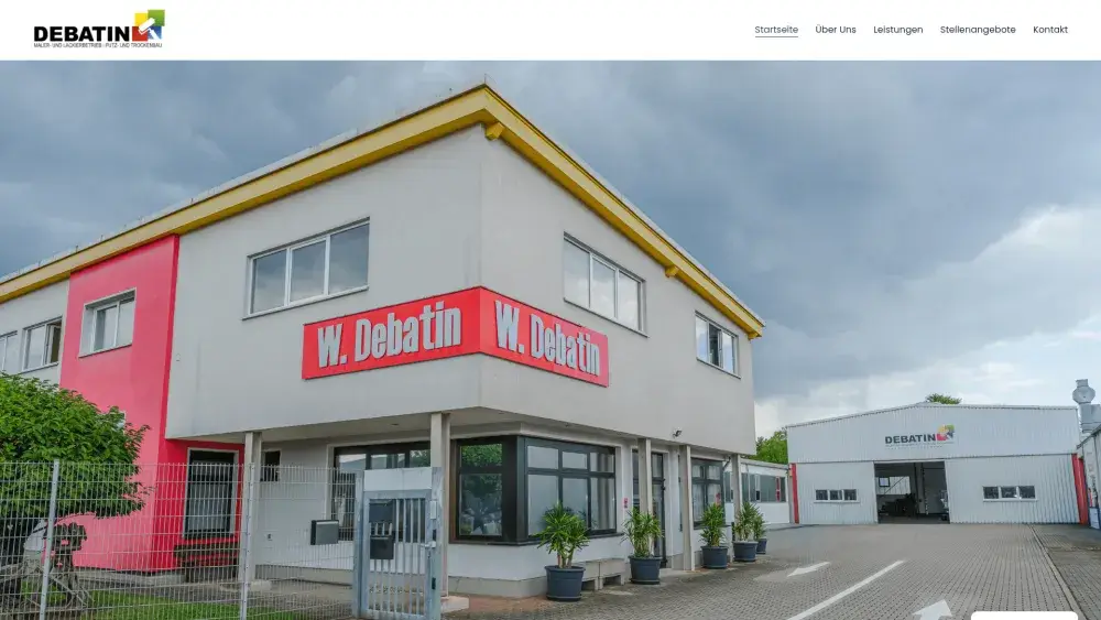 Startseite von debatin-gmbh.de: das rot-weiße Firmengebäude