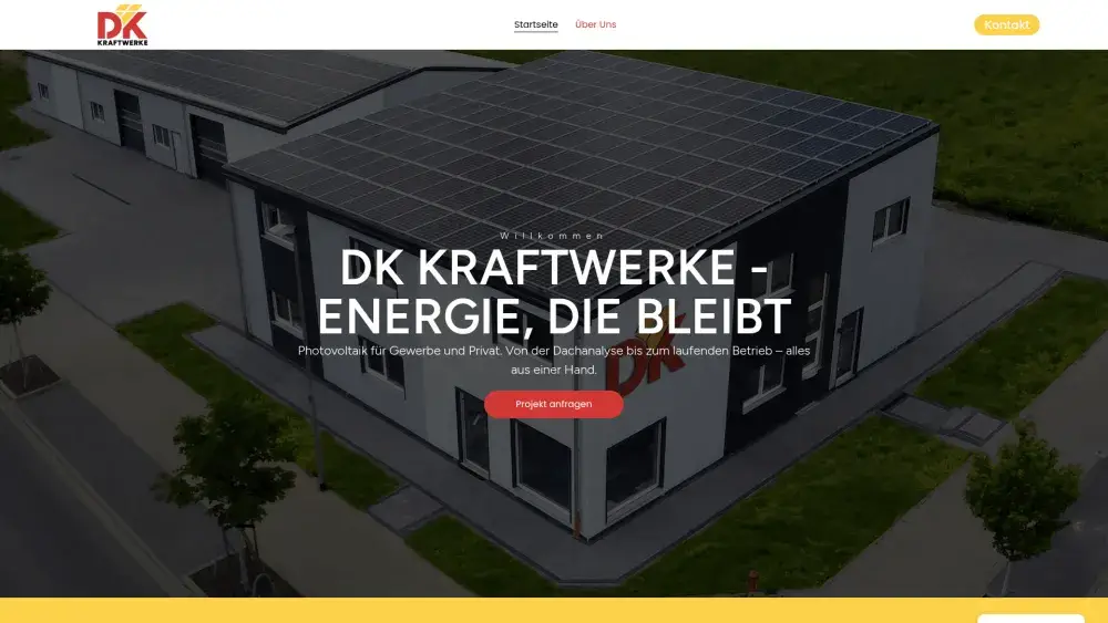 Startseite von dk-kraftwerke.de: Luftbild einer Halle voller Photovoltaik