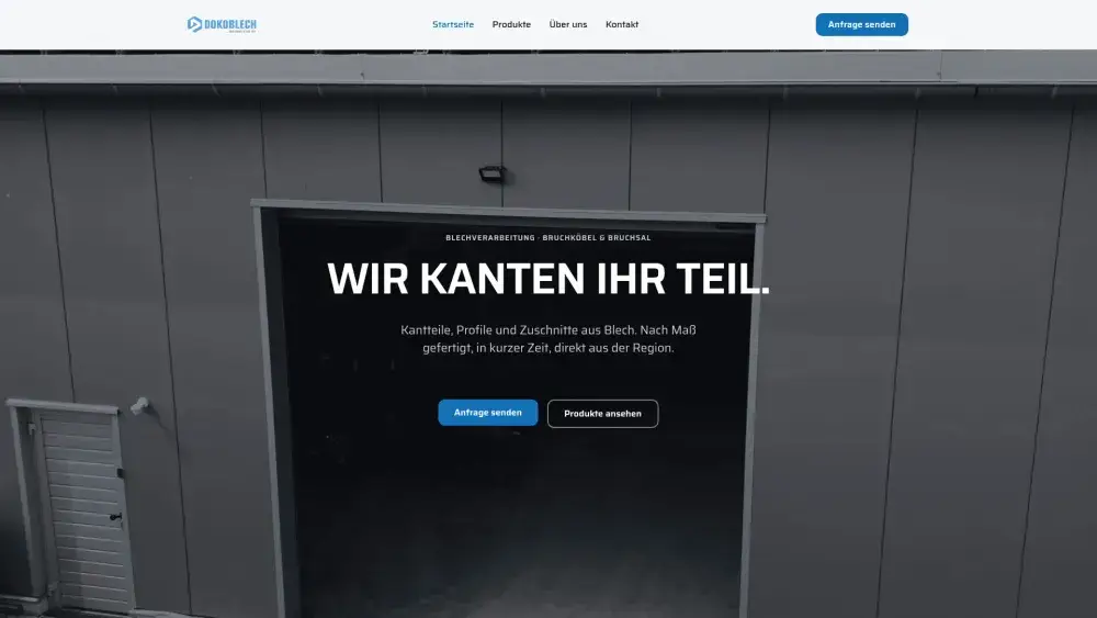 Startseite von dokoblech.de: Luftbild der Halle mit der Zeile Wir kanten Ihr Teil
