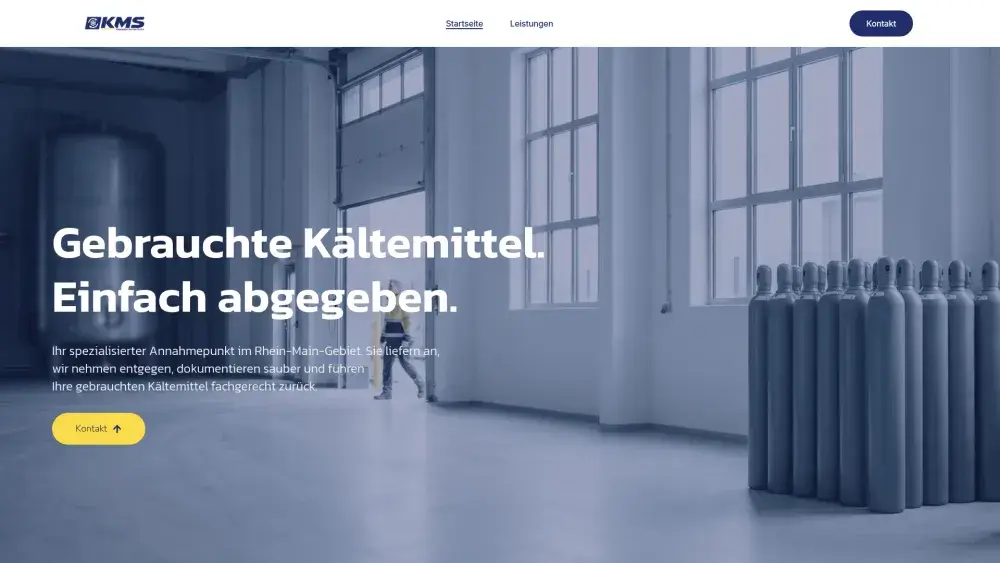 Startseite von k-m-s-gmbh.de: Gasflaschen in einer hellen Halle