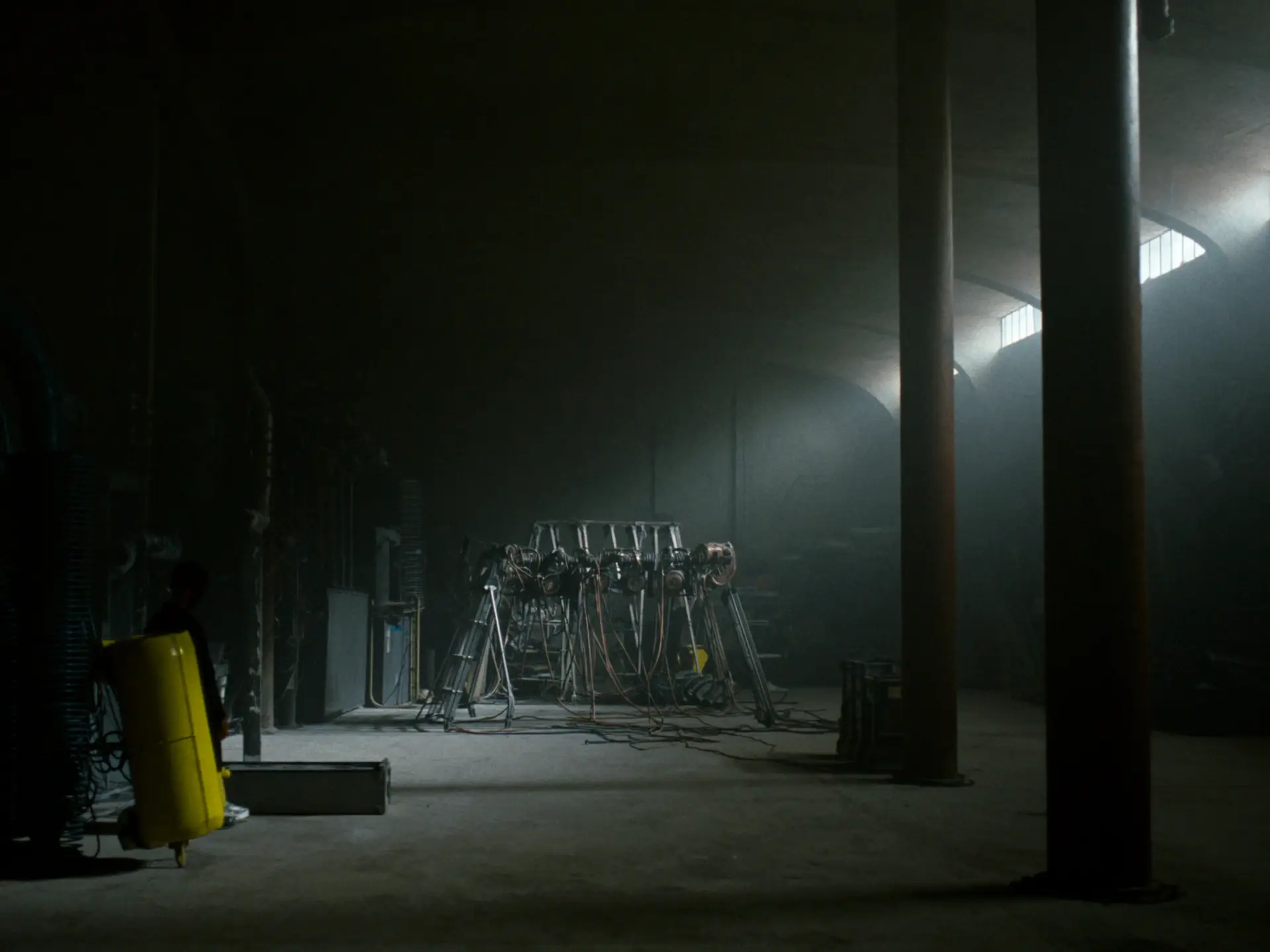 Industriehalle mit dramatischem Tageslicht durch hohe Fenster